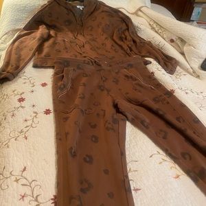 Beautiful Dillard’s leopard lounge/warm up set